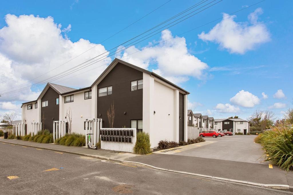 Light & Spacious 2Bdrm Townhouse Off Street Park Christchurch Exterior photo
